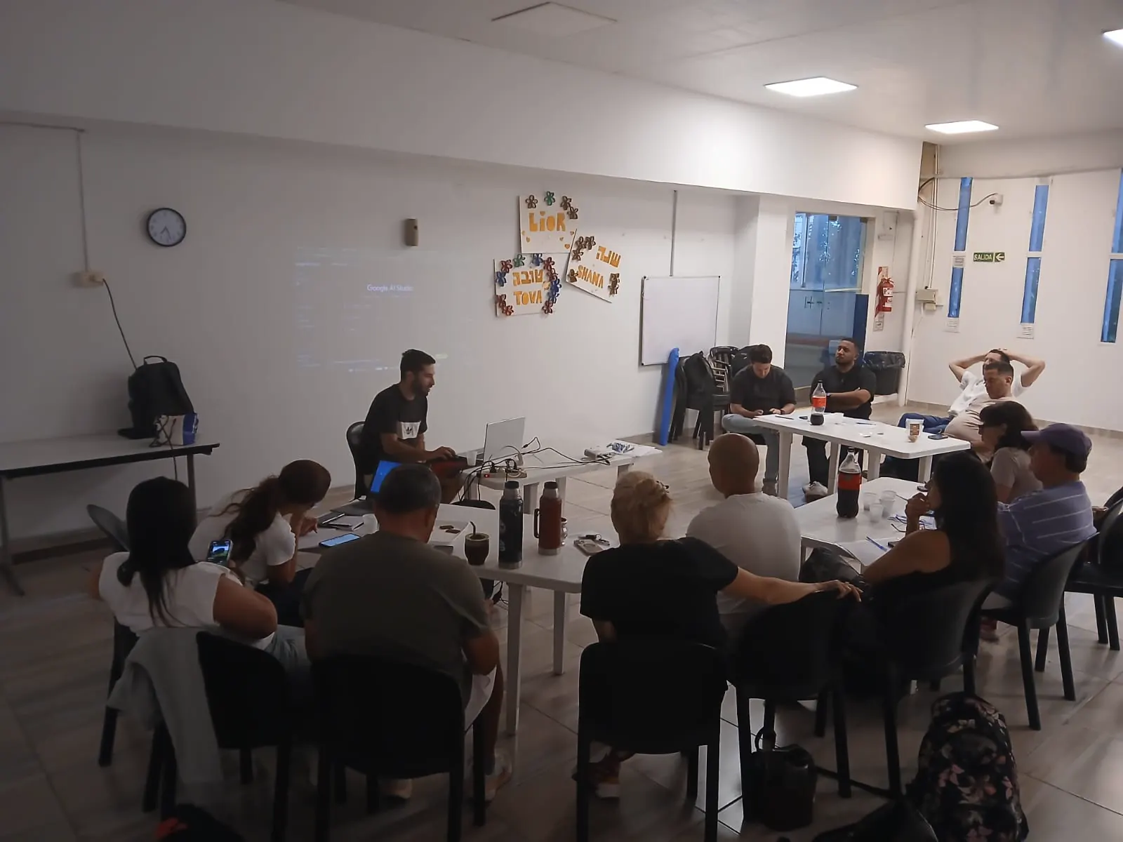 Taller de IA con participantes trabajando en mesas