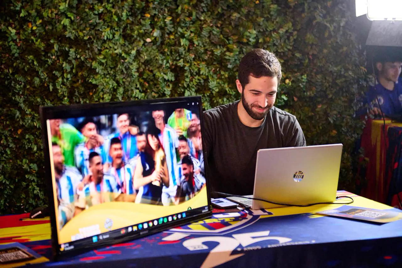 Actividad con IA frente a una notebook, con la Selección argentina en la pantalla