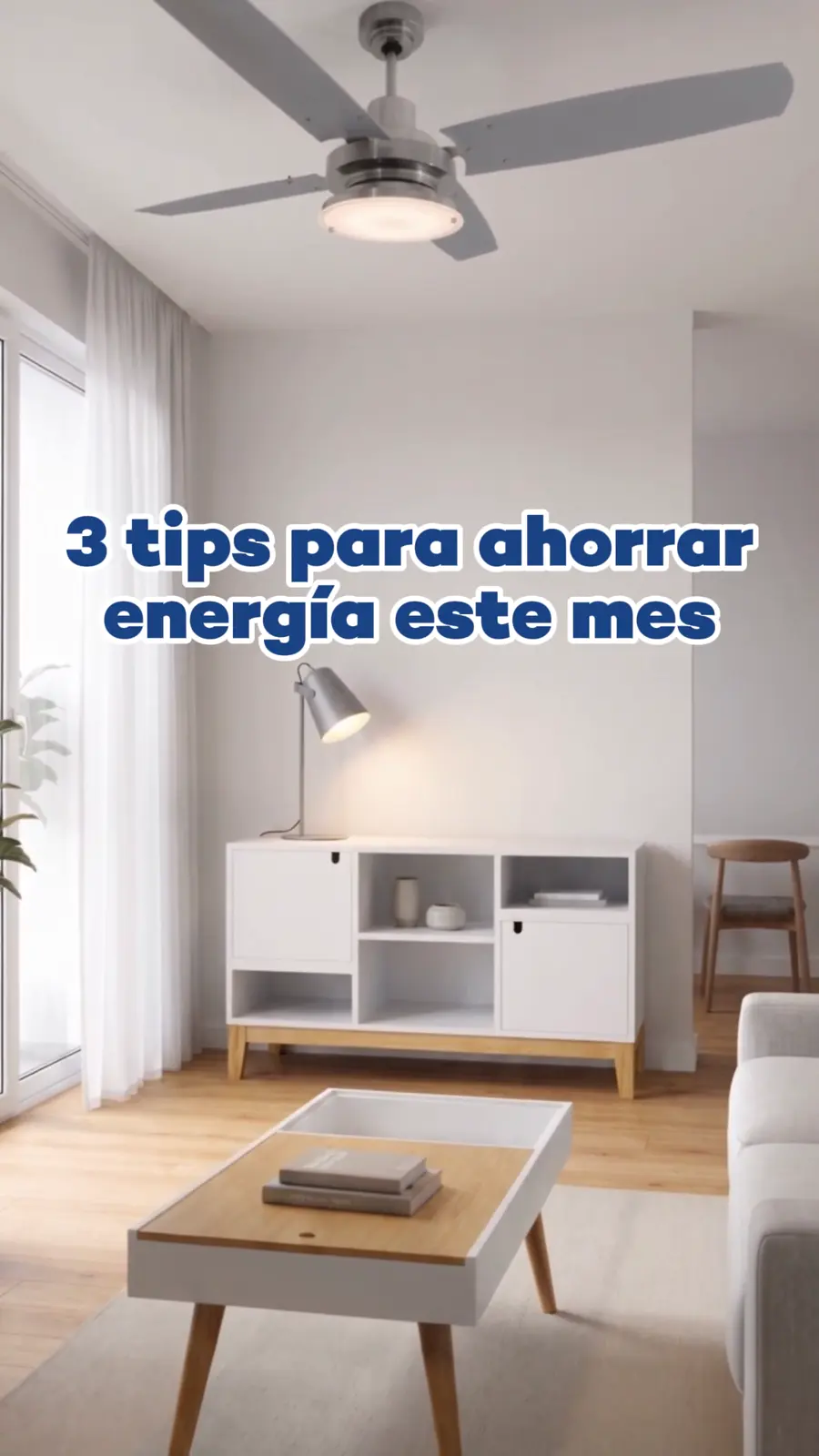 Living luminoso con ventilador de techo y el texto 3 tips para ahorrar energía
